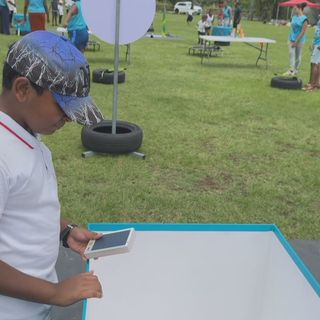 Le smartphone, ici factice, à la poubelle... Journée de sensibilisation au danger des écrans à Sainte-Suzanne · ©Cindy Kerbidi