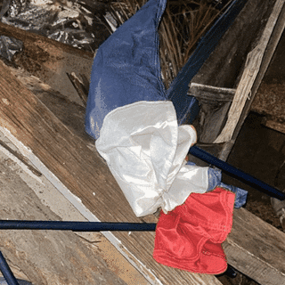 Drapeaux vandalisés à Saint-Joseph, mercredi 29 avril 2026. · ©Ville de Saint-Joseph