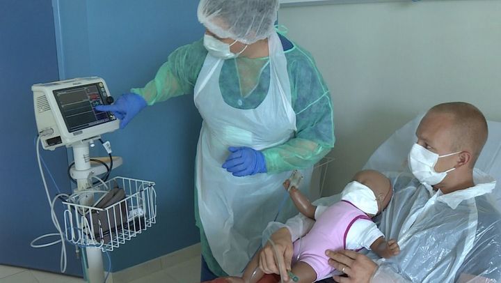 Séance de formation au CHOG à la prise en charge des urgences, réalisée sur mannequin dans une salle équipée. · ©Eric Léon